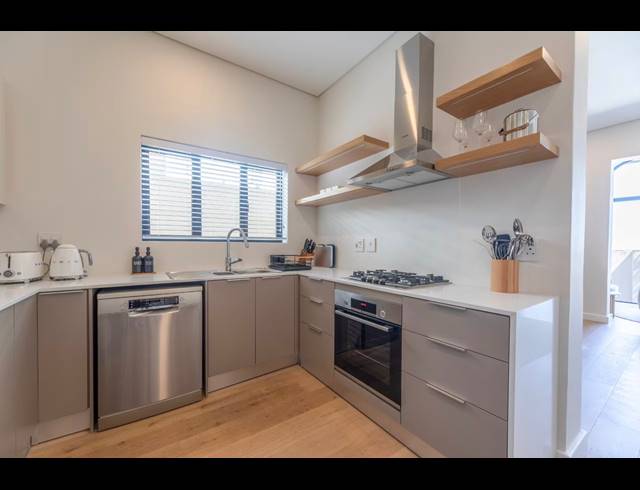 2 BEDROOM APARTMENT TO LET IN SEA POINT